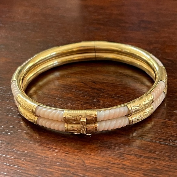 Solid 14K yellow gold & carved natural angel skin coral hinged bangle bracelet - Picture 3 of 12